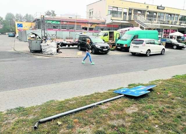 Jak usłyszeliśmy w toruńskim MZD, przewrócony przez wandali znak drogowy przy ul. Łukasiewicza niezwłocznie wróci na miejsce