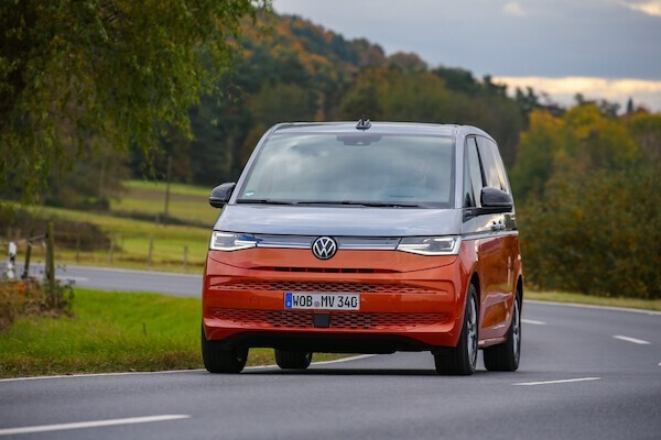 Volkswagen Multivan Jesienią ubiegłego roku marka Volkswagen Samochody Dostawcze wprowadziła na rynek nowego Multivana. Klienci mają do wyboru kilka możliwości personalizacji pojazdu. Fot. Volkswagen