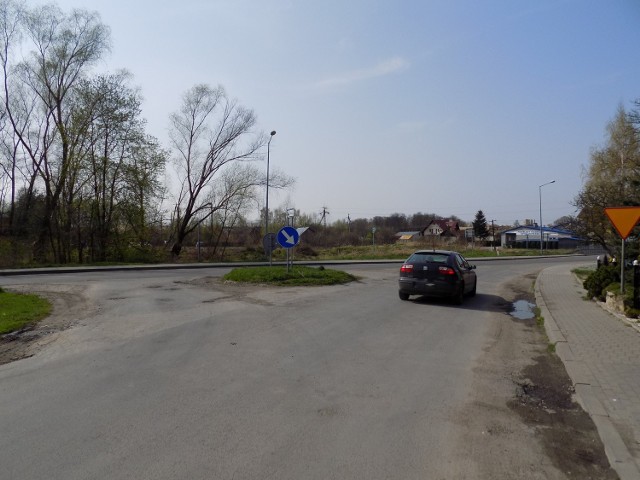 Mieszkańcy Żuklina oraz właściciele okolicznych firm chcieliby, aby w tym miejscu powstało rondo. Uporządkowanie ruchu na tym skrzyżowaniu znacznie poprawiłoby bezpieczeństwo.