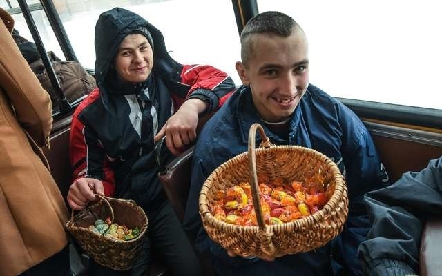 Dzieci ze szkół specjalnych podróżują zabytkowym autobusemZespół Szkół Nr 30 Specjalnych Bydgoszcz ul. Jesionowa 3a