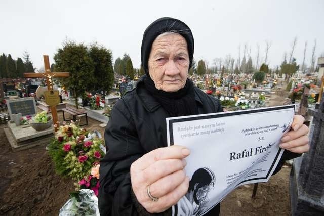 Gertruda Firchow nie może pochować swojego młodszego syna Rafała. Grób starszego, Bogusława, którego pogrzeb odbył się 12 lutego, widać w tle (po lewej stronie)