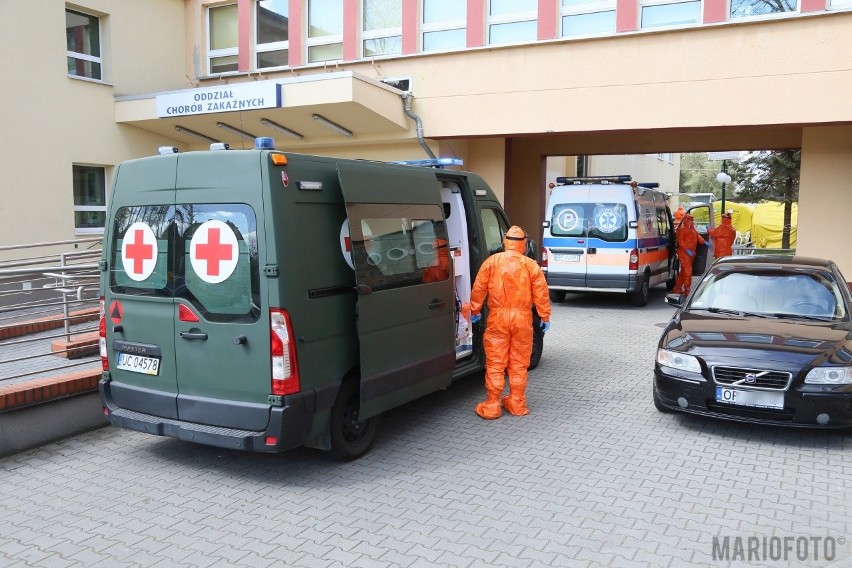 Ewakuacja pacjentów z ZOL-u w Ozimku. Do akcji włączono karetki wojskowe