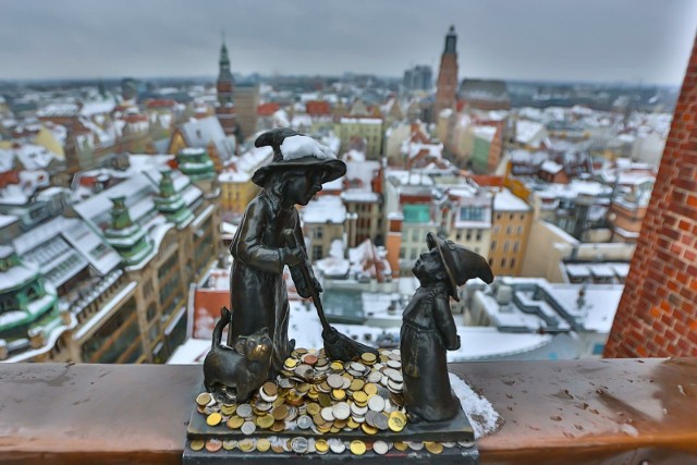 Widok na kościół Marii Magdaleny z Mostka Pokutnic na Starym Mieście we Wrocławiu. To jedna z licznych atrakcji, które można zobaczyć w sercu Dolnego Śląska. Jesteście ciekawi, jakie inne miejsca są do zobaczenia na Dolnym Śląsku? Zobaczcie >>>