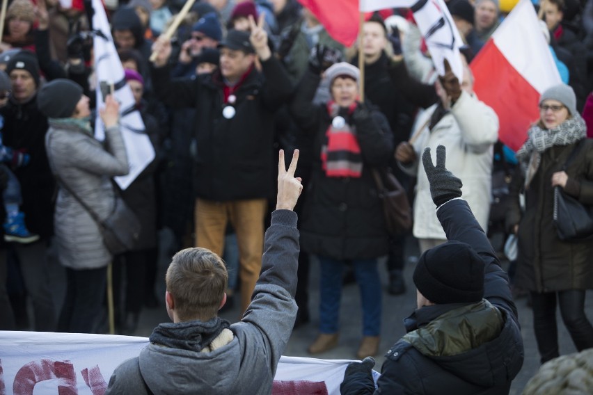 Burzliwe posiedzenie Sejmu. Pikiety również na ulicach Krakowa [ZDJĘCIA, WIDEO]