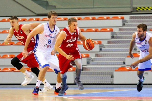 Daniel Szymkiewicz (z piłką) w obu meczach z Czechami spędził na parkiecie łącznie nieco ponad 22 minuty.