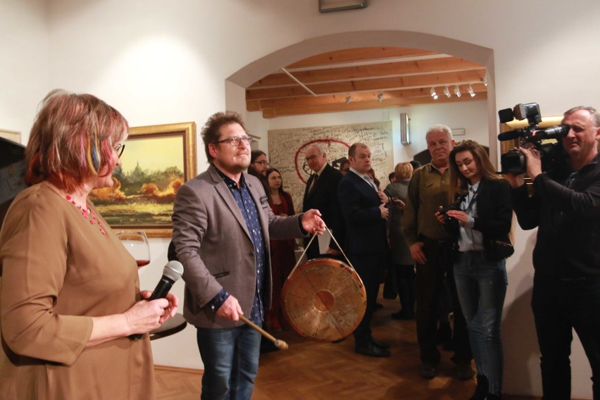 Nowy Sącz. Tłumy na wernisażu wystawy obrazów Wacława Jagielskiego w Małej Galerii