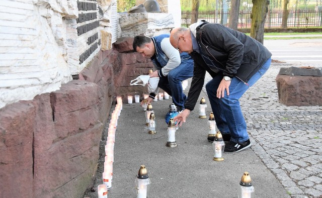 Migawka z kwietniowej akcji protestacyjnej przeciw przenosinom Pomnika Obrońców Inowrocławia, polegającej na zapalaniu zniczy pod monumentem