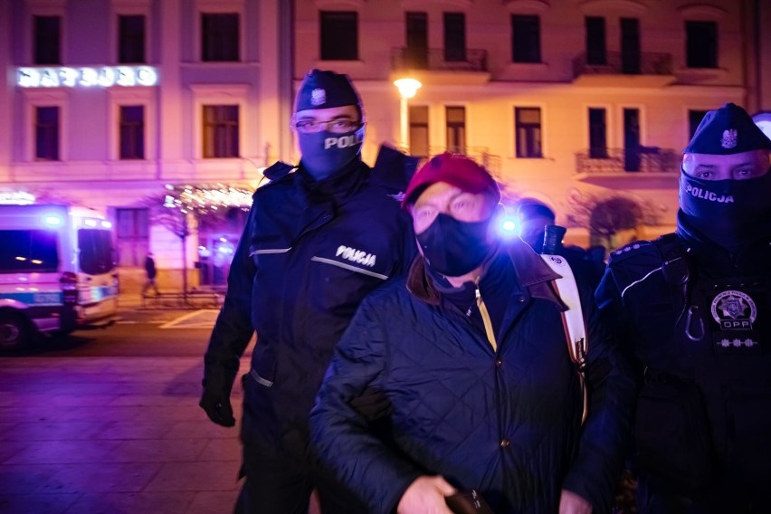 Kraków. Policja użyła siły podczas protestu na placu Matejki. "Kuriozalne działanie służb". Spisano byłego posła [ZDJĘCIA]