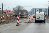 Najważniejsza inwestycja drogowa w tym roku w Kielcach, przebudowa ulicy Domaszowskiej, opóźniona o pół roku. A kierowcy stoją w korkach