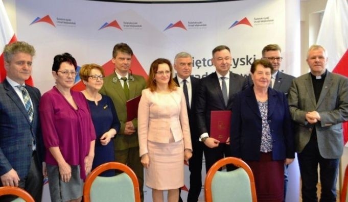 Pomnik Trzech Krzyży w Hucie Szklanej po opieką gminy Bieliny. Podpisano ważną umowę (ZDJĘCIA)