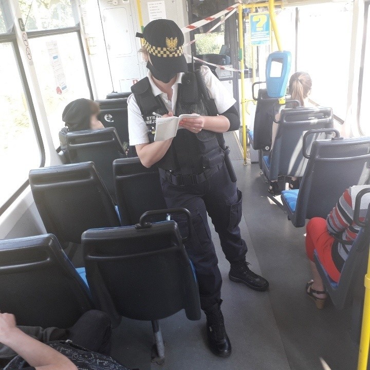 Strażnicy miejscy kontrolują autobusy i tramwaje. Mandaty za niezasłonięte usta i nosy