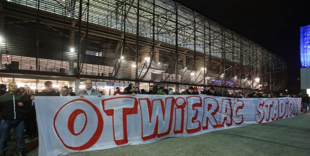 27.02.2021. Mecz Górnik Zabrze - Legia Warszawa bez udziału publiczności. Kibice protestowali przed stadionem.Zobacz kolejne zdjęcia. Przesuwaj zdjęcia w prawo - naciśnij strzałkę lub przycisk NASTĘPNE