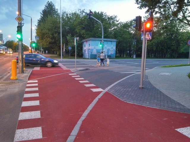 Ścieżka rowerowa przy ul. Małcużyńskiego została już właściwie oznakowana. Teraz czas na pozostałe przejazdy.