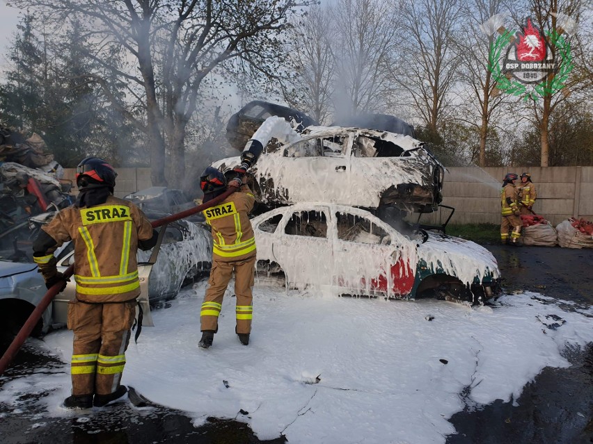 W Dobrzanach wybuchł pożar na stacji demontażu pojazdów. ZDJĘCIA