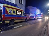 Ewakuowali mieszkańców domu w Skale. Strażacy ratowali ludzi przed czadem. Duże zadymienie i bardzo niebezpiecznie. Są osoby poszkodowane