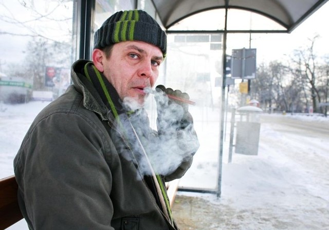 Piotr Kazimierczak pali e-papierosy na przystankach i w poznańskich pubach