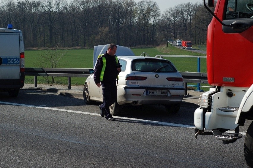 Wypadek na autostradzie A4. Auto osobowe zderzyło się z tirem (ZDJĘCIA)