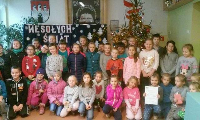 Dzieci z PSP im. Kazimierza Kremera w Bobrówku zbierały karmę dla zwierząt.