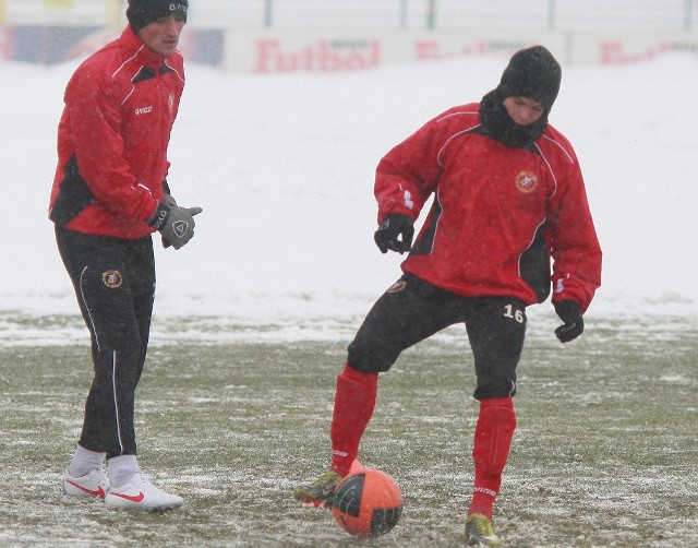 Veljko Batrović (z prawej) miał pomóc Widzewowi grać lepiej w ofensywie