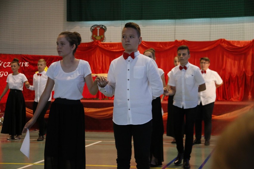 Wojewódzkie zakończenie roku szkolnego w Staszowie. Nagrodzono najzdolniejszych uczniów - zobacz kogo [LISTA, ZDJĘCIA]