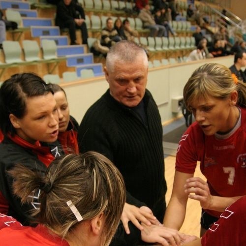 Adam Fedorowicz (w głębi) wierzy w ponowny awans słupszczanek do ekstraklasy.