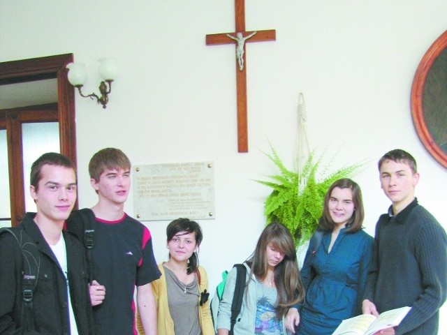 Chcemy przypomnieć wszystkim, że krzyż jest dla nas najważniejszy &#8211; mówi Agnieszka Kotarska (z lewej).