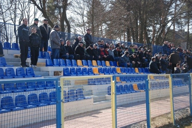 Podczas rundy wiosennej minionego sezonu, na wyremontowanym stadionie, kibice MKS Stąporków oglądali zmagania swojej trzecioligowej drużyny. Teraz być może  pozostanie im jedynie kibicować zespołom młodzieżowym.
