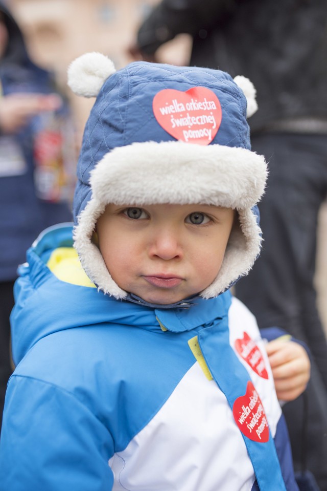 Licytacje na rzecz Orkiestry zawsze budzą wiele emocji. Tym bardziej, że oferowane na nich przedmioty bądź wydarzenia, bywają naprawdę unikalne. W Toruniu pod młotek poszła m.in. bluza Kamila Stocha, tegorocznego zwycięscy turnieju „Czterech skoczni” i piłka FC Bayern Munchen z sezonu 1998/99 z autografami piłkarzy. Część rzeczy wylicytowano w przerwach pomiędzy koncertami na scenie, inne licytowane były na internetowych aukcjach w serwisie Allegro. Przez 12 dni trwać będą jeszcze dwie aukcje: scenariusza z Narodowego Czytania Sienkiewicza z autografem Olgi Bołądź oraz ekstremalnej przejażdżki wojskowym samochodem UAZ. Prezentujemy wyniki wybranych licytacji: