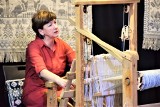 "Wełną utkane". Wyjątkowe tkaniny Lucyny Kędzierskiej można podziwiać w Miejskim Ośrodku Animacji Kultury w Wasilkowie (zdjęcia)