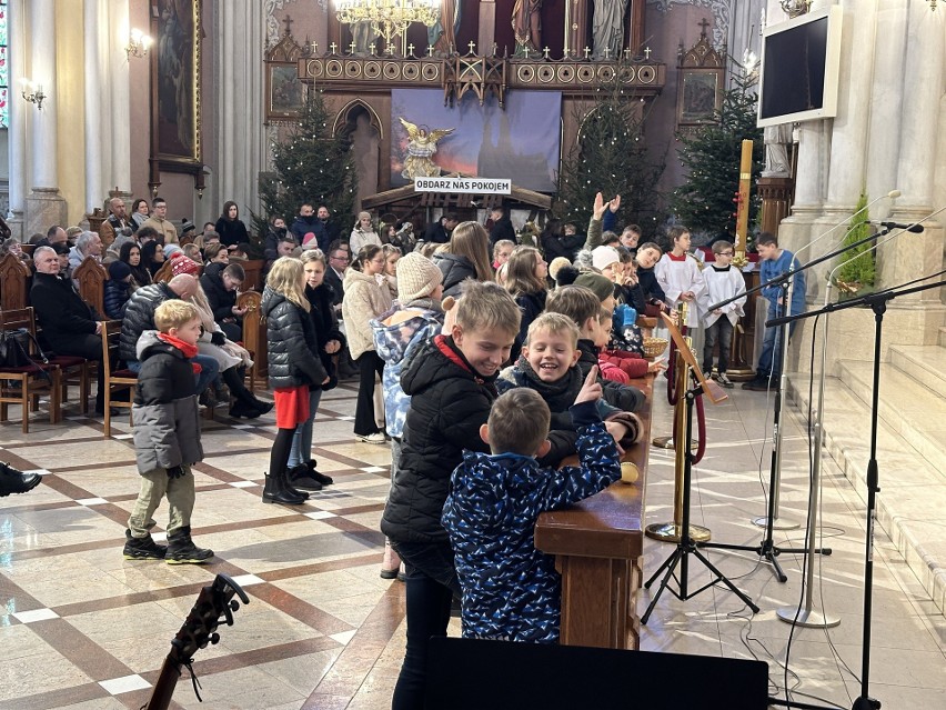 Msza święta w radomskiej katedrze. We wszystkich kościołach oprócz normalnych mszy niedzielnych odbędzie się pasterka