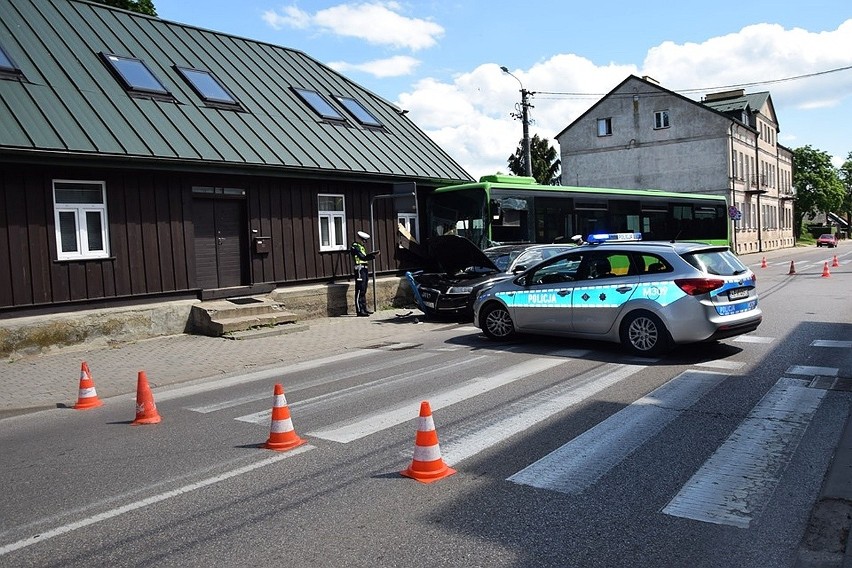 Karambol w Suwałkach. Autobus uderzył w dom, hydrant i VW po...