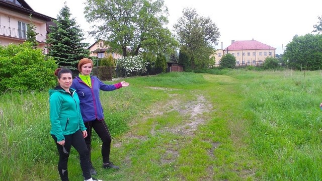 Ilona Curyło i Karolina Banyś pokazują gdzie wg planów mają stanąć sprzęty do ćwiczeń.