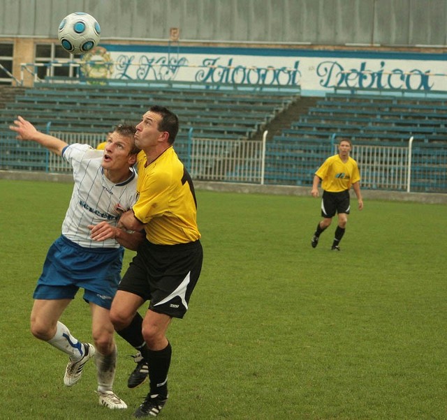 Igloopol (biało-niebieskie stroje) zwyciężył w Kolbuszowej. Nz. fragment meczu Igloopol - JKS Jarosław.