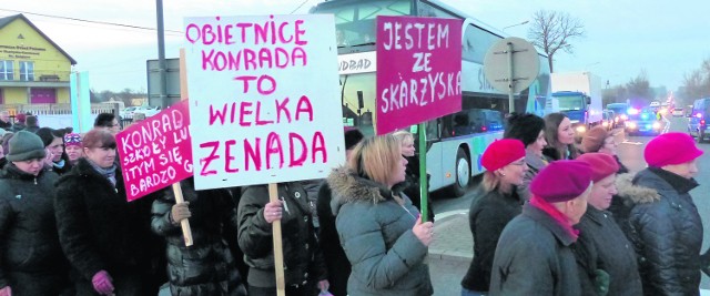 Styczeń. Mieszkańcy Skarżyska-Kamiennej protestowali przeciwko planom likwidacji miejskich szkół. Zablokowali  trasę numer 7.