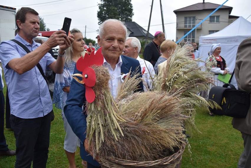 Sołtys Jerzmanowic Stanisław Szlachta z dorodnym dożynkowym...