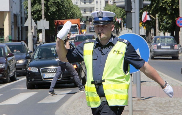 Wąbrzeską komendę na zawodach w Grudziądzu reprezentował st.  sierż. Rafał Huzior .W konkursie bierze udział 19 funkcjonariuszy z wszystkich powiatów naszego województwa. W czwartek, funkcjonariusze rywalizowali na placu manewrowym Wojewódzkiego Ośrodka Ruchu Drogowego. Oceniana była jazda sprawnościowa radiowozem oraz motocyklem służbowym. Po tej części zawodów policjanci musieli wykazać się umiejętnością kierowania ruchem na skrzyżowaniu ulic Piłsudskiego - Sikorskiego - Mikołaja z Ryńska w Grudziądzu.Do takich tragedii prowadzi zbyt szybka jazda [zdjęcia]Przed policjantami jeszcze do zaliczenia test ze znajomości przepisów prawa o ruchu drogowym i sprawdzian z udzielania pierwszej pomocy. Tę część zaplanowano na piątek. Wtedy poznamy także zwycięzców konkursu. Laureaci pierwszego i drugiego miejsca pojadą we wrześniu do Białegostoku, by powalczyć o tytuł Policjanta „Ruchu Drogowego 2016r.”