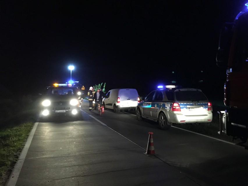 Wypadek na trasie Kosakowo - Mrzezino. Dachowanie samochodu osobowego 30.09.2019. Jedna osoba poszkodowana 