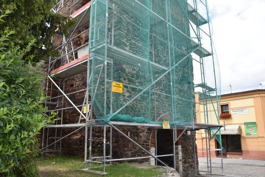 W Byczynie rozpoczął się remont zabytkowych murów. Jest na  to pół miliona złotych