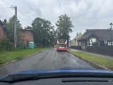 Niebezpieczny postój autobusu MZK Koszalin na końcowym przystanku przy Zagrodzie Jamneńskiej