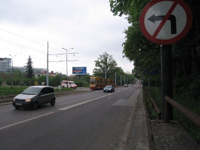 Na skrzyżowaniu ul. Zgierskiej i ul. św. Teresy kierowcy muszą bardzo uważać i oczywiście przestrzegać obowiązującego tu znaku zakazu skrętu w lewo