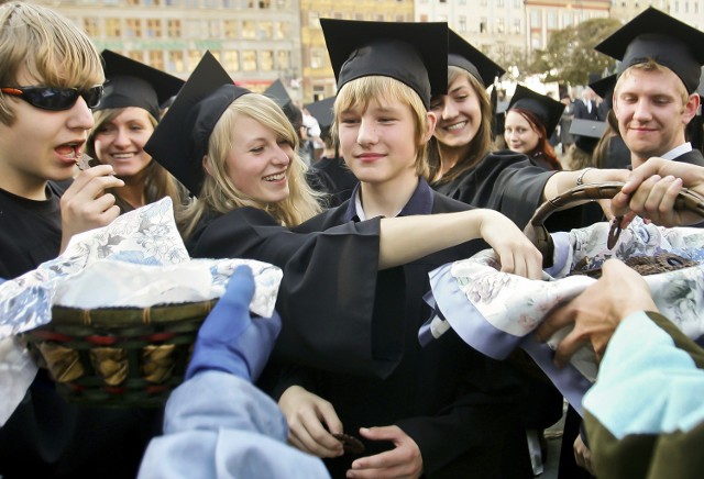 Polskie prawo zabrania studiowania bez zdanego egzaminu dojrzałości. Tegoroczna matura okazała się jednak za trudna dla wielu młodych mieszkańców Sądecczyzny. Dlatego z rozpoczęciem nauki na uczelni wyższej będą musieli czekać do przyszłego roku