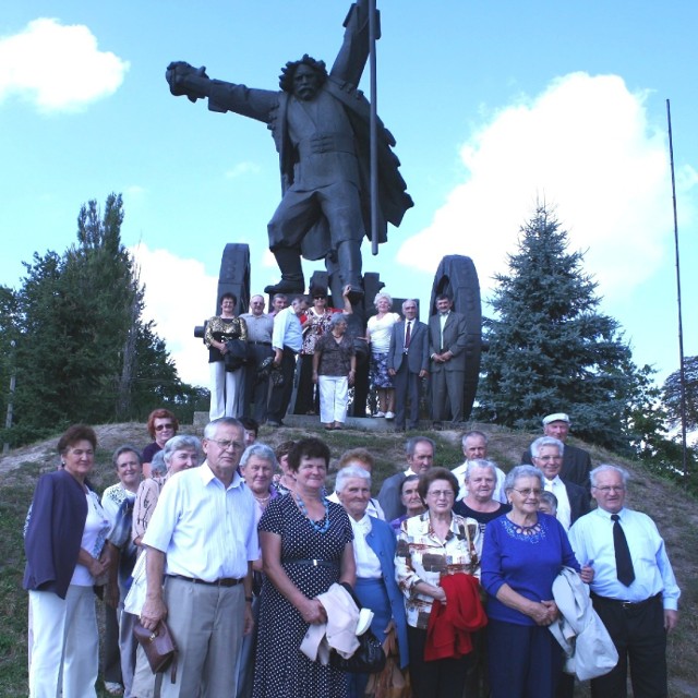 Seniorzy z Czarnocina mieli okazję obejrzeć w Racławicach pomnik legendarnego kosyniera - Bartosza Głowackiego.
