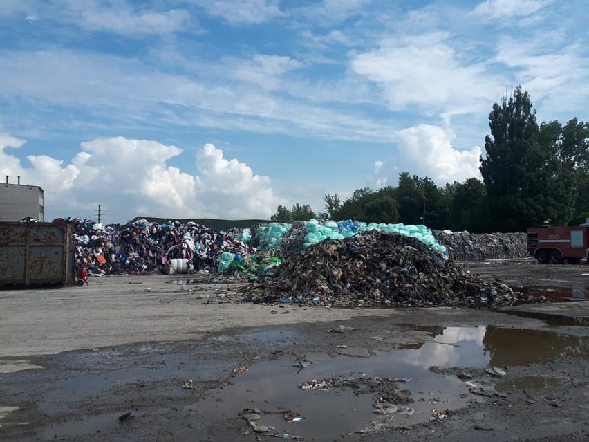 Skawina. Pożar wysypiska odpadów plastikowych. Wielki dym nad miastem