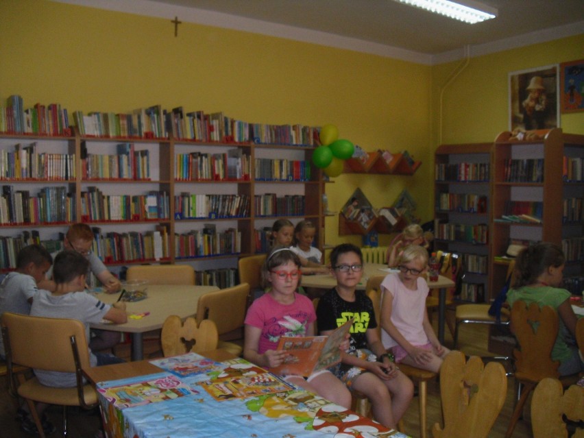 Na zajęciach w iłżeckiej bibliotece dzieci świetnie się...