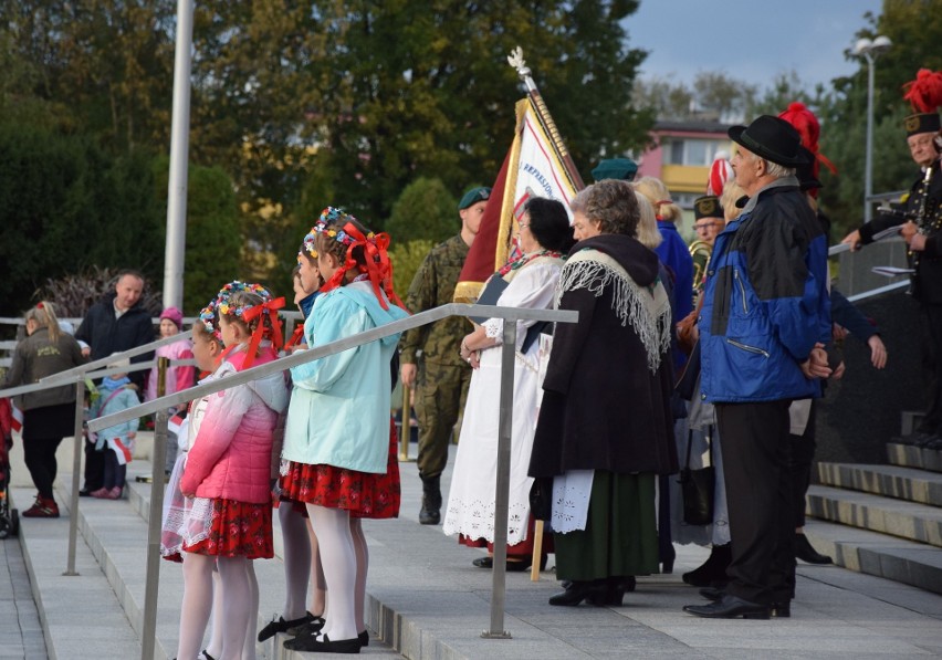 Andrzej Duda – skandowali sympatycy prezydenta RP w Oświęcimiu. Konstytucja – grzmiał KOD  