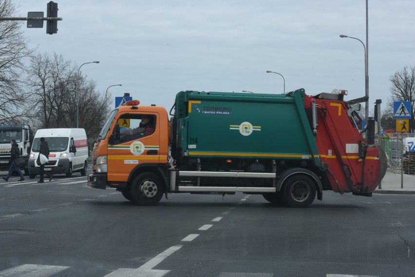 Nie śmiećmy! Gruz czy opony przywieźmy do specjalnego punktu...