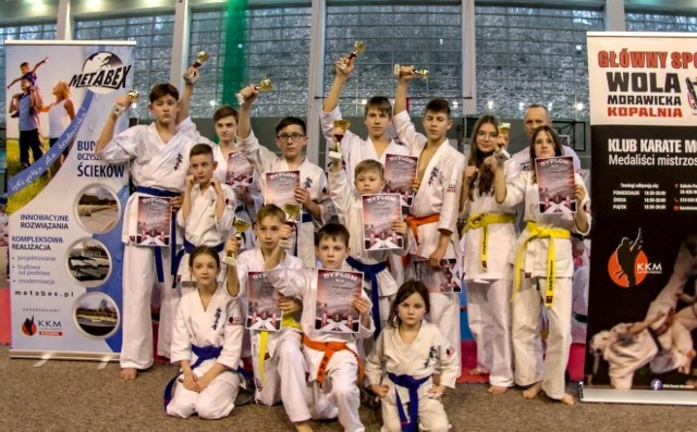 Reprezentacja Klubu Karate Morawica wywalczyła łącznie 9 medali, a reprezentowało ją 13 zawodników.