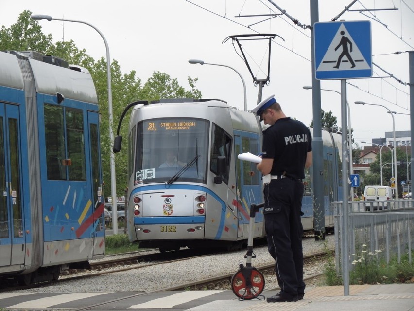 Wrocław: Tramwaj potrącił starszą kobietę (ZDJĘCIA)