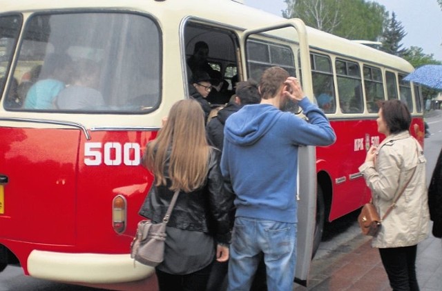 Przejażdżki zabytkowym pojazdem cieszą się sporym zainteresowaniem białostoczan. Ogórek to polski autobus na czechosłowackiej licencji. Po ulicach Białegostoku jeździ model z 1984 roku.