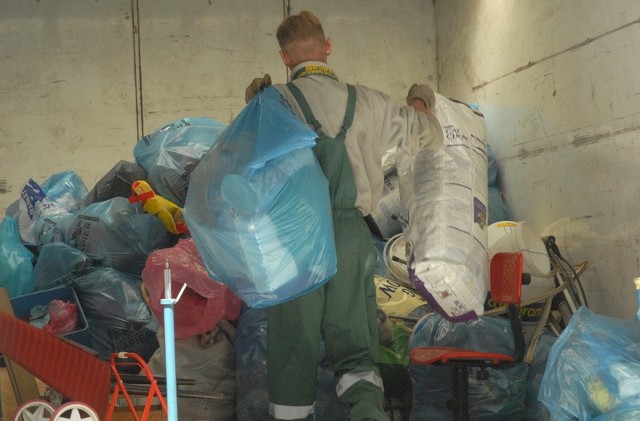 Pracownicy firmy sprzątającej, wynajętej przez ADM, musieli wynieść z mieszkania kilka ton śmieci